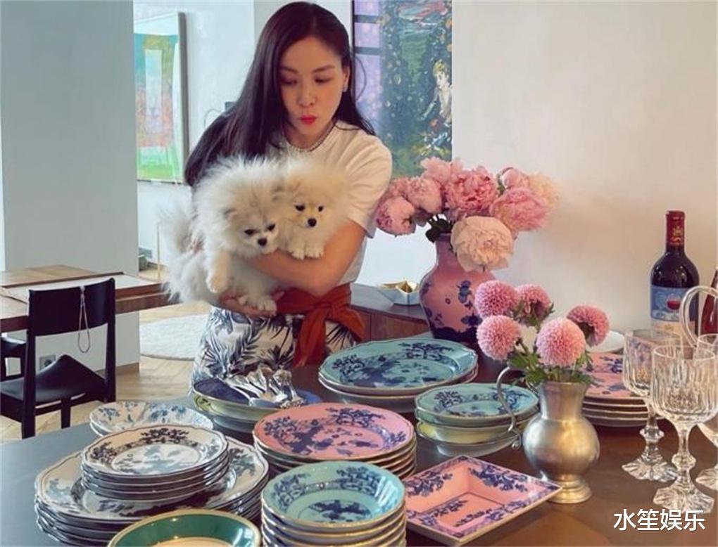 高小英|高小英晒老公张东健和爱女合照，父女俩手牵手尽显情深