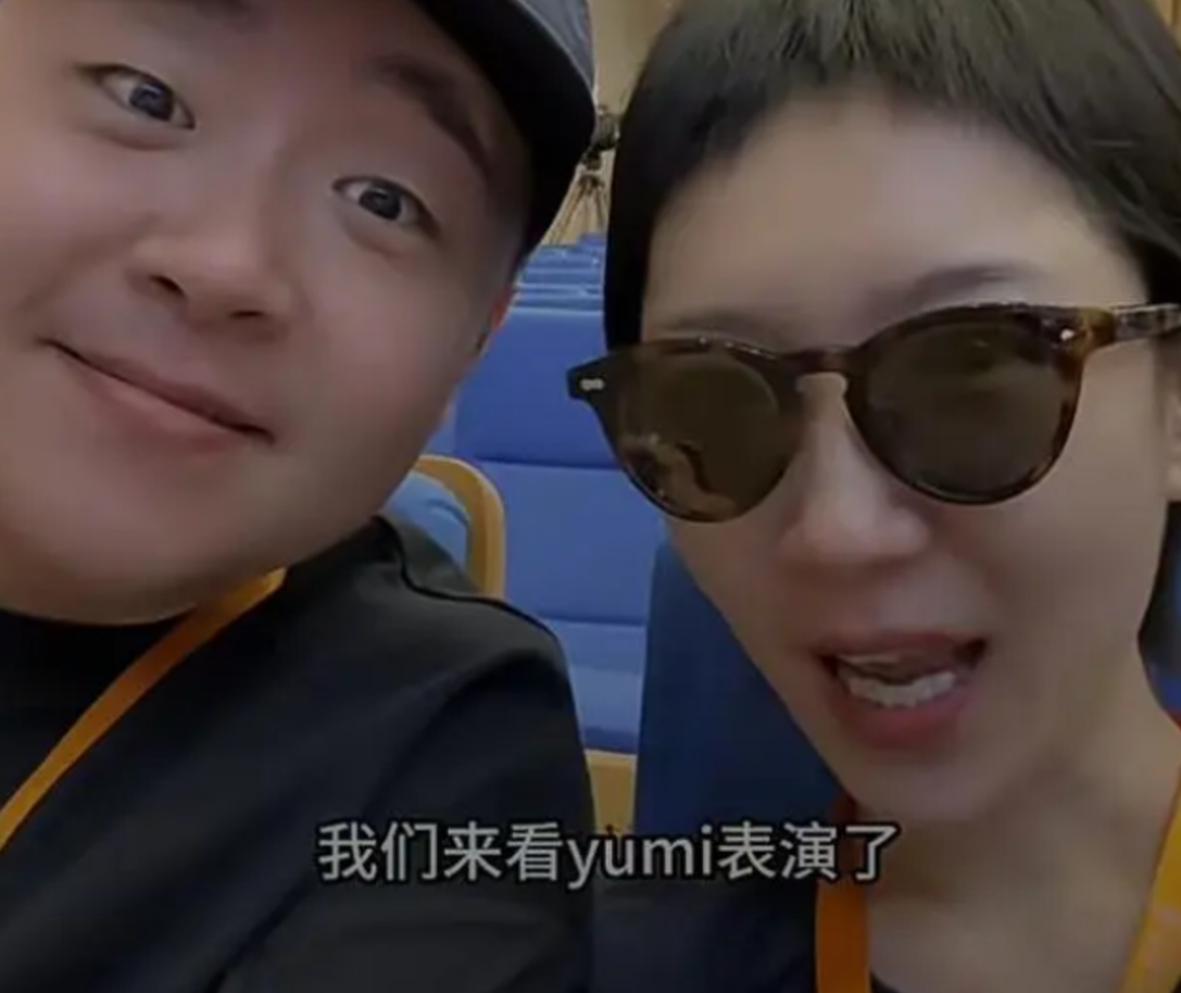 古力娜扎|郝劭文去学校看继女演出,满面笑容拍摄全程,真将养女当作了亲女