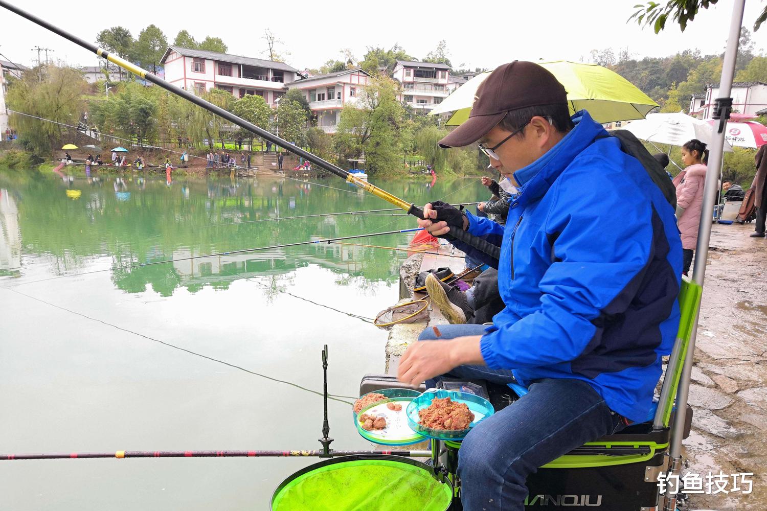 |冬钓黑坑鲫鱼，主流的钓法和鱼饵，生口鲫鱼和滑口鲫鱼的区别