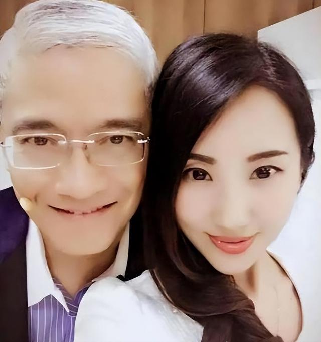 郎咸平:"白嫖"廖洁晶3年,现与前妻合作,给小三扣上900万债务 - 历史