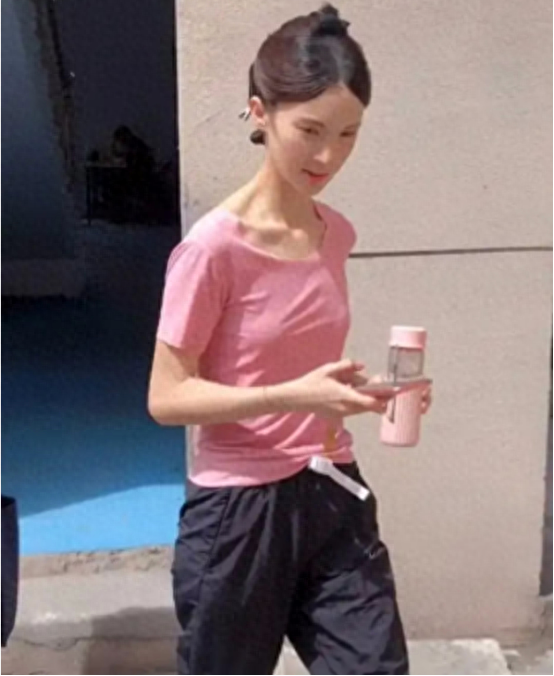 男星病态十足,女星瘦骨嶙峋,太吓人,明星暴瘦后成“灾难”