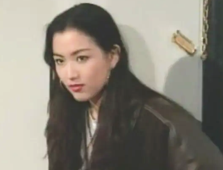 郑秀文|郑秀文惹争议!户外运动水杯直接塞进裤子里,50岁穿背心身材消瘦