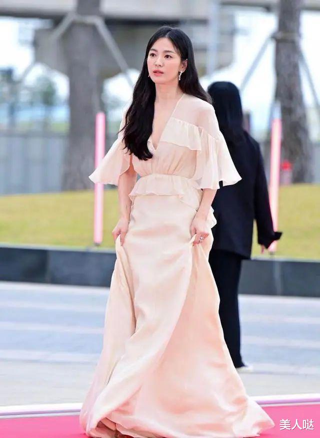 赵露思 宋慧乔的天然脸太抗打，41岁穿雪纺裙美似仙女，生图竟比精修还要美