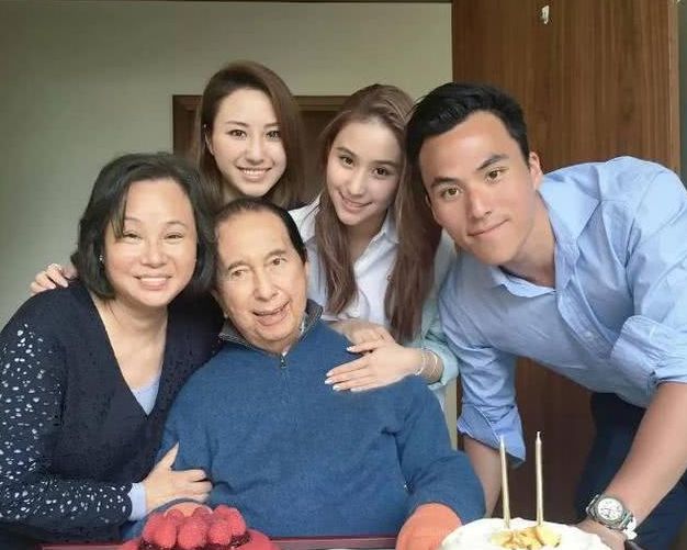 梁安琪|四太梁安琪与好友聚餐,吃人均12元早餐接地气,造型老气遭吐槽