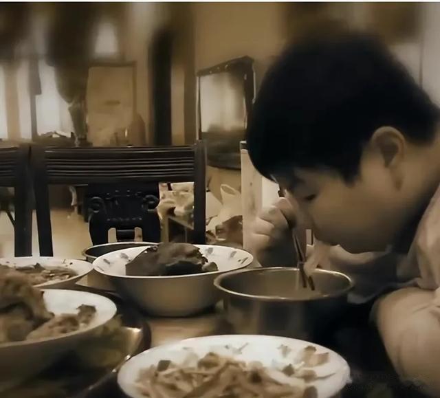 14岁男孩一顿吃18包泡面，体重300斤，去世前每个毛孔都在流水