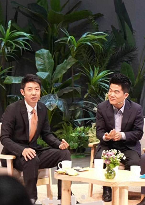 30岁董宇辉参加弟弟婚礼！遭集体排斥笑容凝固，大龄单身全程冷遇