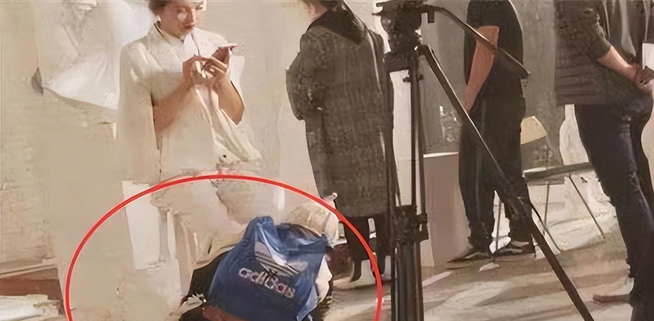 明星|表面是明星背后装皇帝,员工跪地帮其穿鞋,区区艺人这么威风?