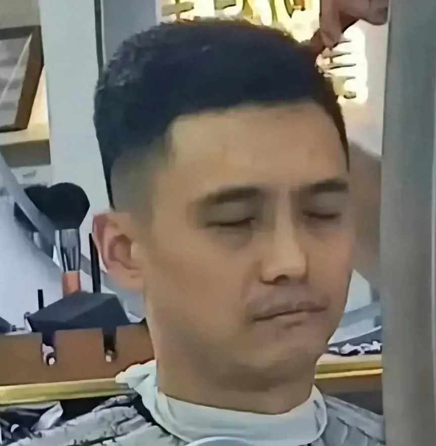 宋喆出狱后的惨状,现身发廊面容憔悴、眼神无光,圈内无人敢用