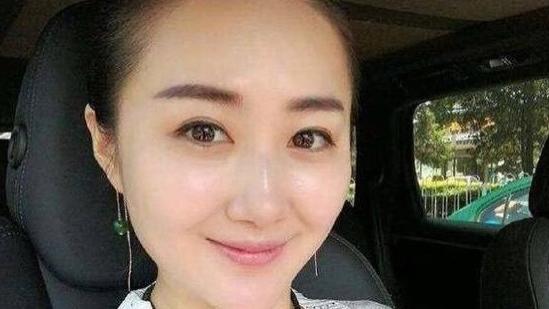 宋小宝|宋小宝携二婚娇妻逛超市，女方小腹突出疑怀孕，穿3000一件T恤