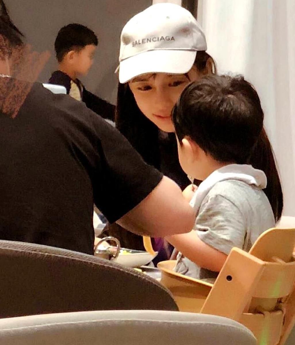 黄晓明Angelababy6岁儿子深夜送急诊,照片流出,杨颖眼神憔悴