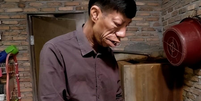 父亲基因太强大,一张“马脸”遗传全家,让儿女们苦不堪言