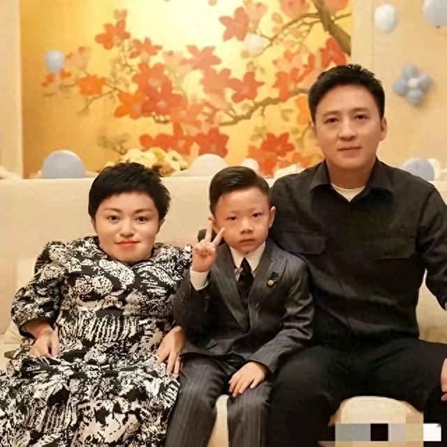 袖珍女李喜梅两任丈夫曝光，国庆大婚，公婆的表情一言难尽