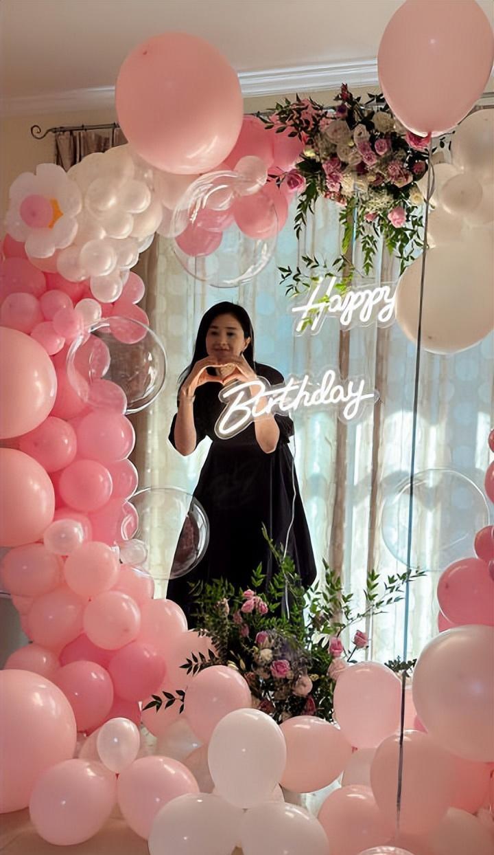 蒋欣|40岁蒋欣晒生日现场照，穿束腰黑裙越来越瘦