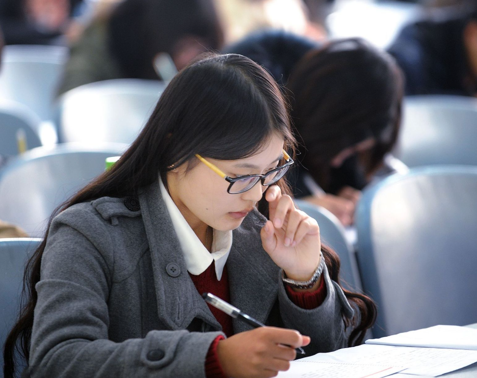 想上岸机会来了！“特殊公务员”下发四千个名额，本科生更吃香