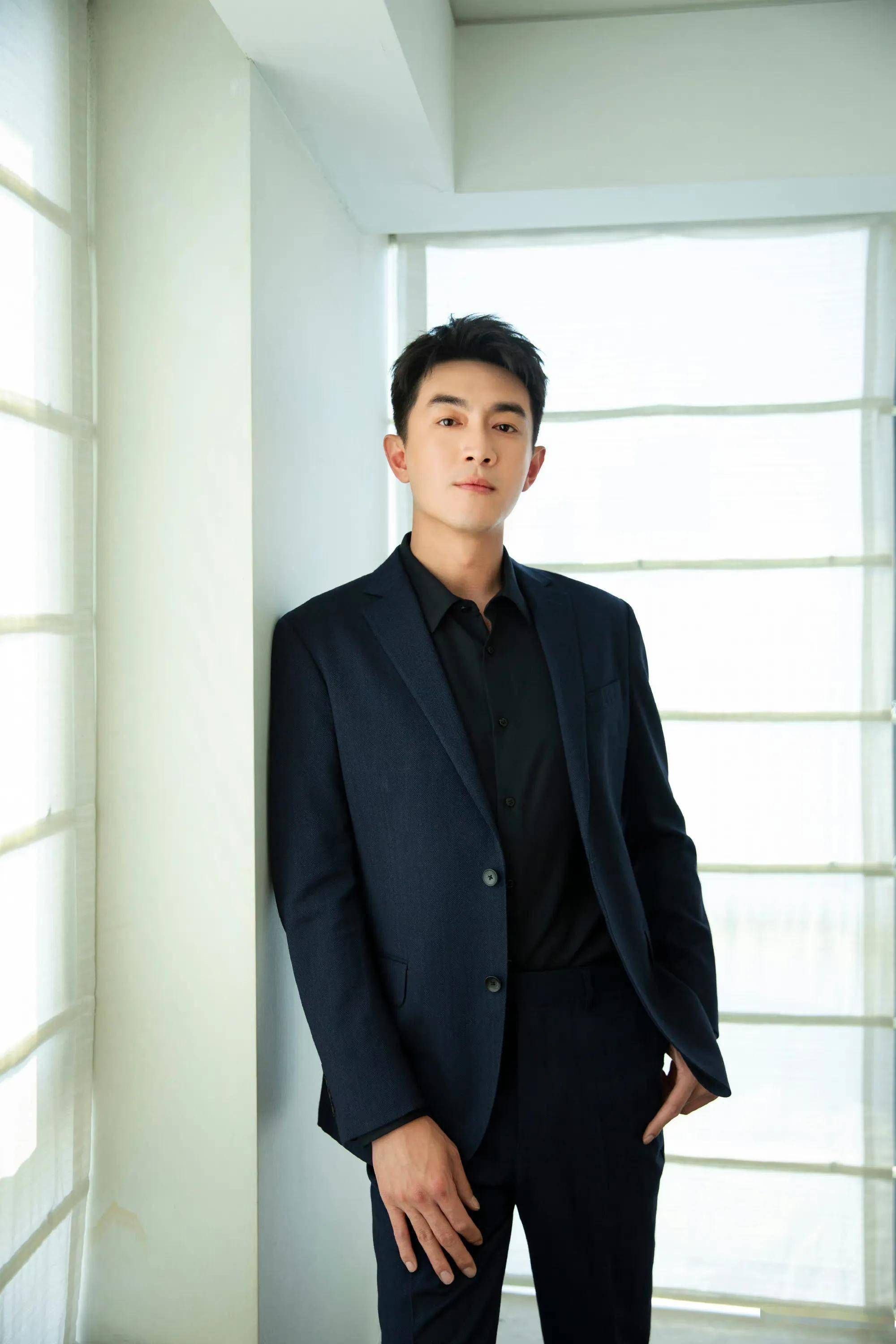 林更新拍戏被偶遇,引得一群大妈驻足围观,35岁演学生太勉强!