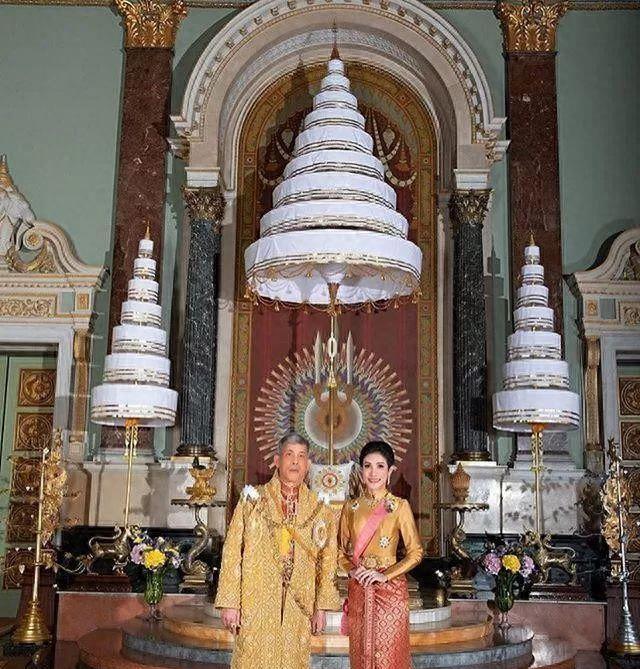 泰国王室官宣国王王后最新肖像照!一身金色裙,比当时的贵妃都惊艳