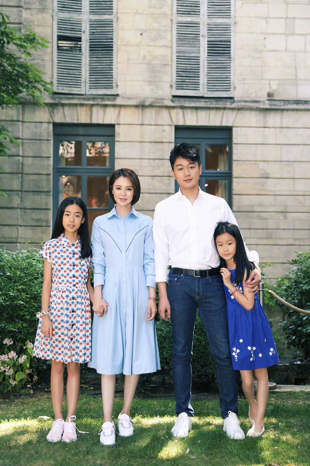 佟大为关悦带孩子郊外度假,爸爸全程陪儿子挖土有耐心,画面温馨