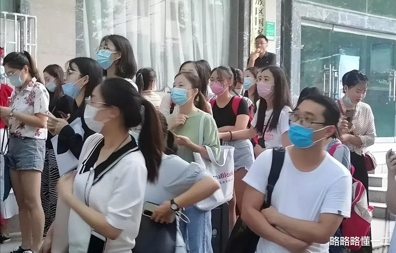 教师|教师招聘限男性引争议，“阴盛阳衰”的中小学幼儿园，要啥男教师嘛！