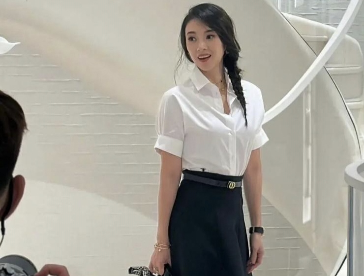 离婚后又纯又欲!章子怡白衬麻花辫青春靓丽,44岁变人间水蜜桃