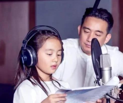 黄忆慈|黄多多喜提“绝望的文盲”称号,其就读的国际学校惹争议