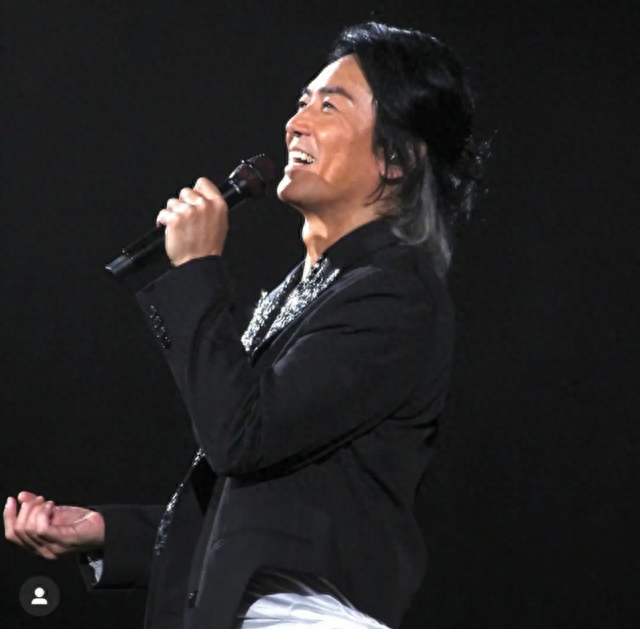 真把自己当日本人了？郑伊健中国开演唱会，老婆发言却全程讲日语