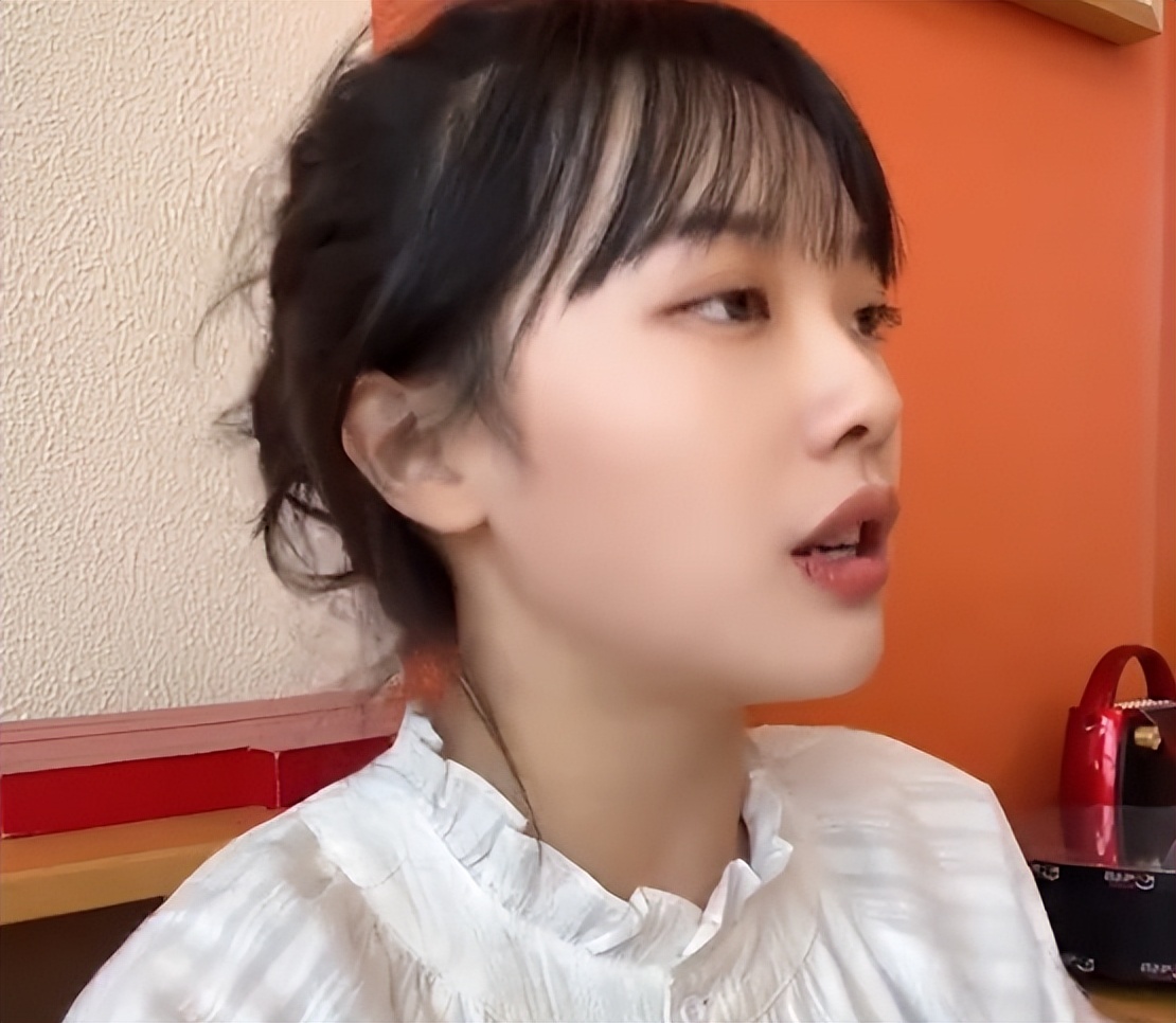 挖呀挖黄老师直播4场，销量破100W，黑眼圈重眼无光，被嘲似路人