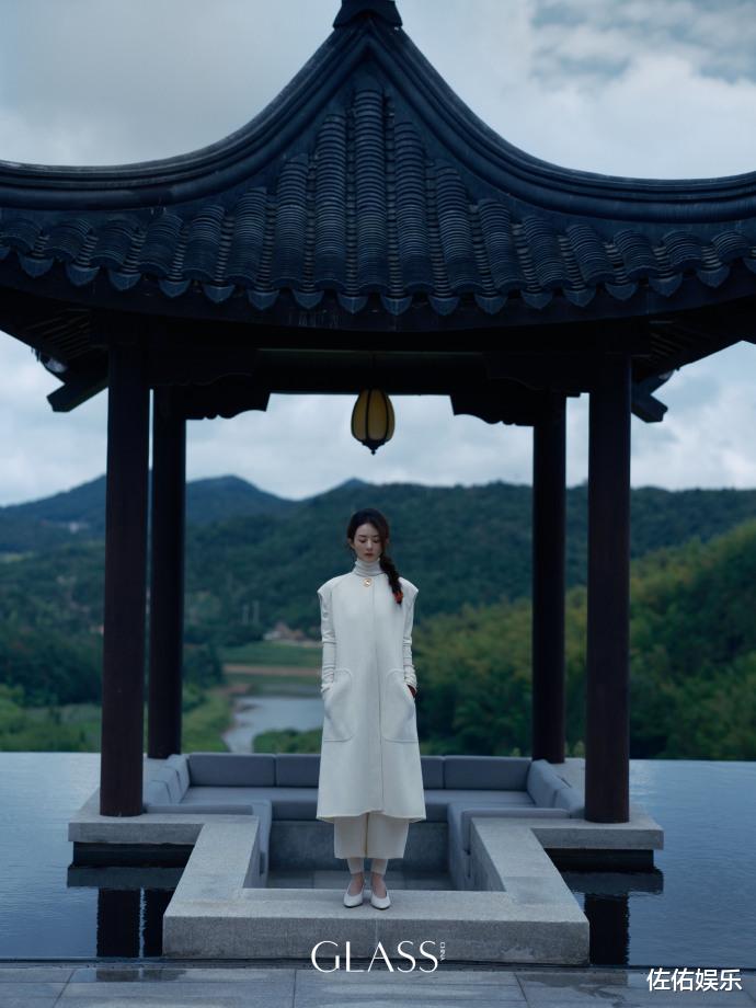 赵丽颖再登杂志封面,轻敲木鱼秀美腿,眼神凌厉气场强大