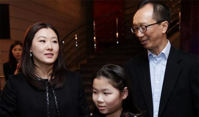 伏明霞|02年香港财神爷娶小26岁伏明霞,婚后不改风流,与妻子闺蜜传绯闻