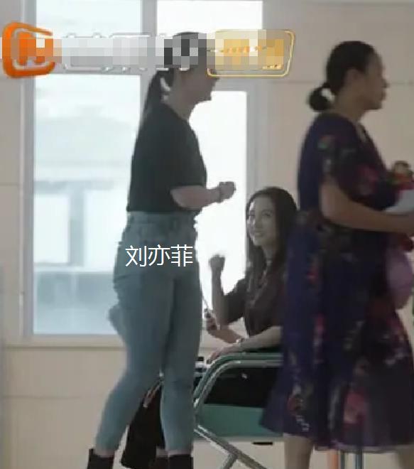 刘亦菲|刘亦菲身材壮硕被嘲笑!脸泛油光3层双下巴,胖到认不出