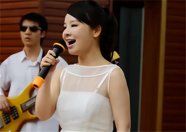 “盲人歌手”刘赛:成名时拒绝抛弃农村丈夫,如今丈夫成她的骄傲