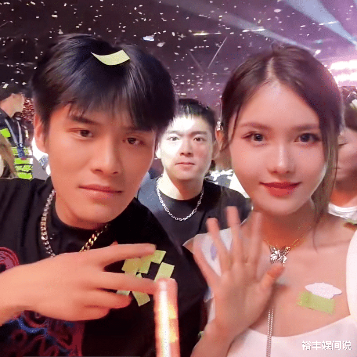 小杨哥亲自发年货惹争议！7个礼盒被嘲不值钱，穿价值5.9万的衣服