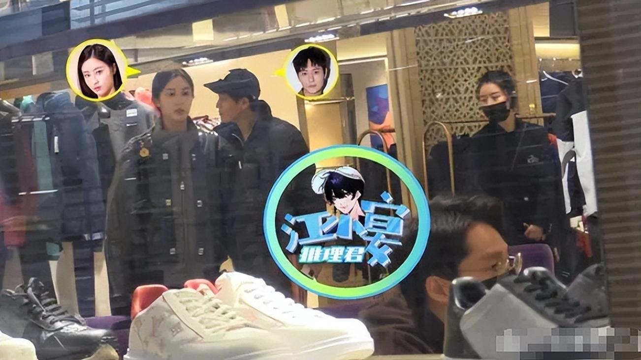 毛晓慧挽男友逛商场，秦俊杰贴心挑选LV，网友辣评：杨紫后悔吗？