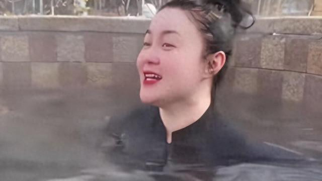 关婷娜近照，凹凸有致丰腴身形一览无余！她是赵本山御用媳妇啊