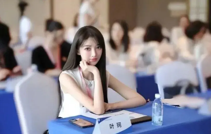 黄晓明官宣求婚单亲妈妈，Baby发文醋意大发，网红叶珂究竟有多美