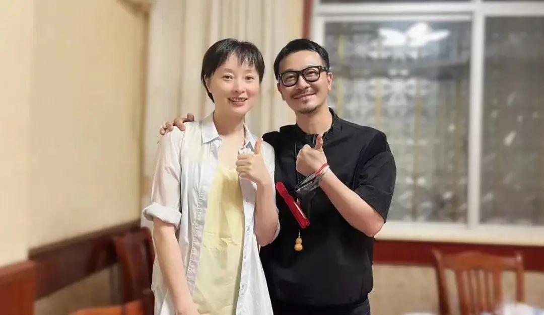 发型 51岁吴越颜值断崖式下跌！头发稀疏素颜沧桑，生图不修自然且自信