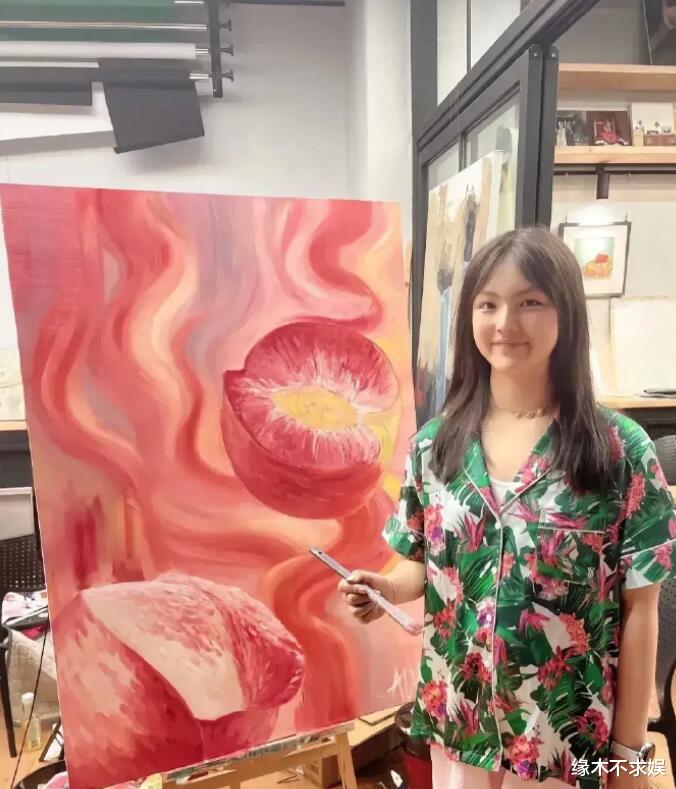 王诗龄穿6200元T恤别墅内画画，圣诞画作被学校选中，作品引争议
