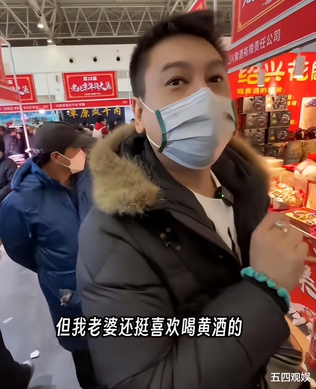 45岁的朱孝天在北京赶大集,身材发福,路人认不出,惦记买黄酒孝敬老婆