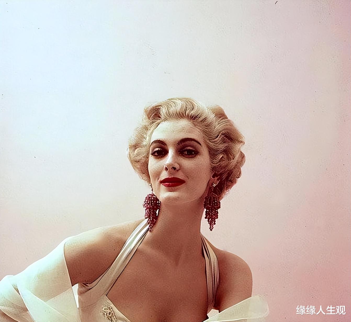 岁月不败美人，91岁卡门赤身裹白床单拍摄，一双大长腿格外迷人