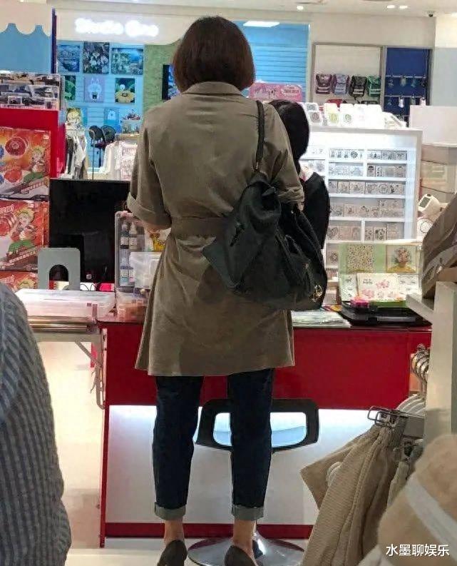 董卿素颜逛童装店，自然真实赢得网友称赞