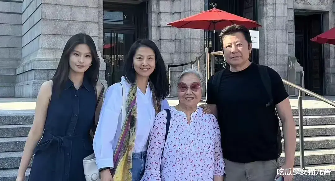 57岁戏骨祖孙三代崇洋媚外？妻子女儿似明星，大赞国外生活安逸
