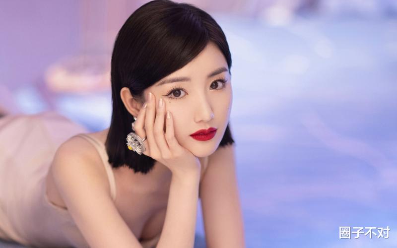 毛晓彤：被亲爹敲诈5000万，被4年男友背叛，泪水和失望成就了她