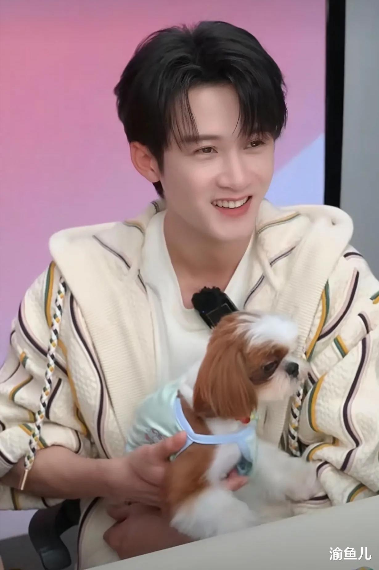 檀健次做客李佳琦直播间,两人般配合作,气氛热烈有趣