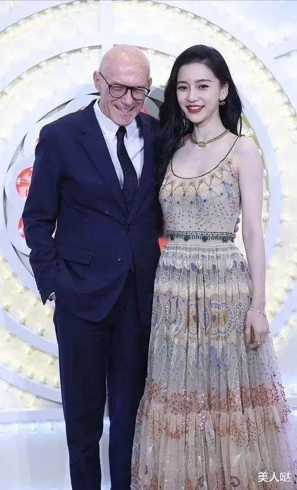 本以为袁冰妍够美了，直到和杨颖同框，才知道“神颜”的差距