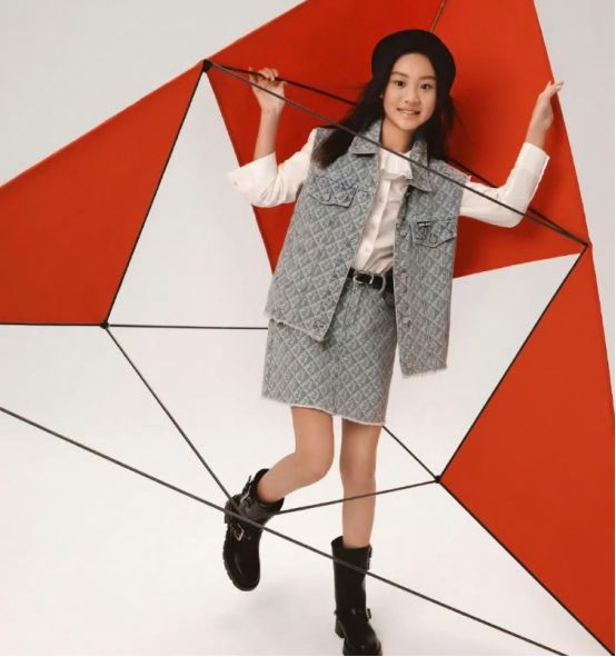 11岁甜馨圣诞大片曝光，五官长开大变样，满脸童真不走成熟风