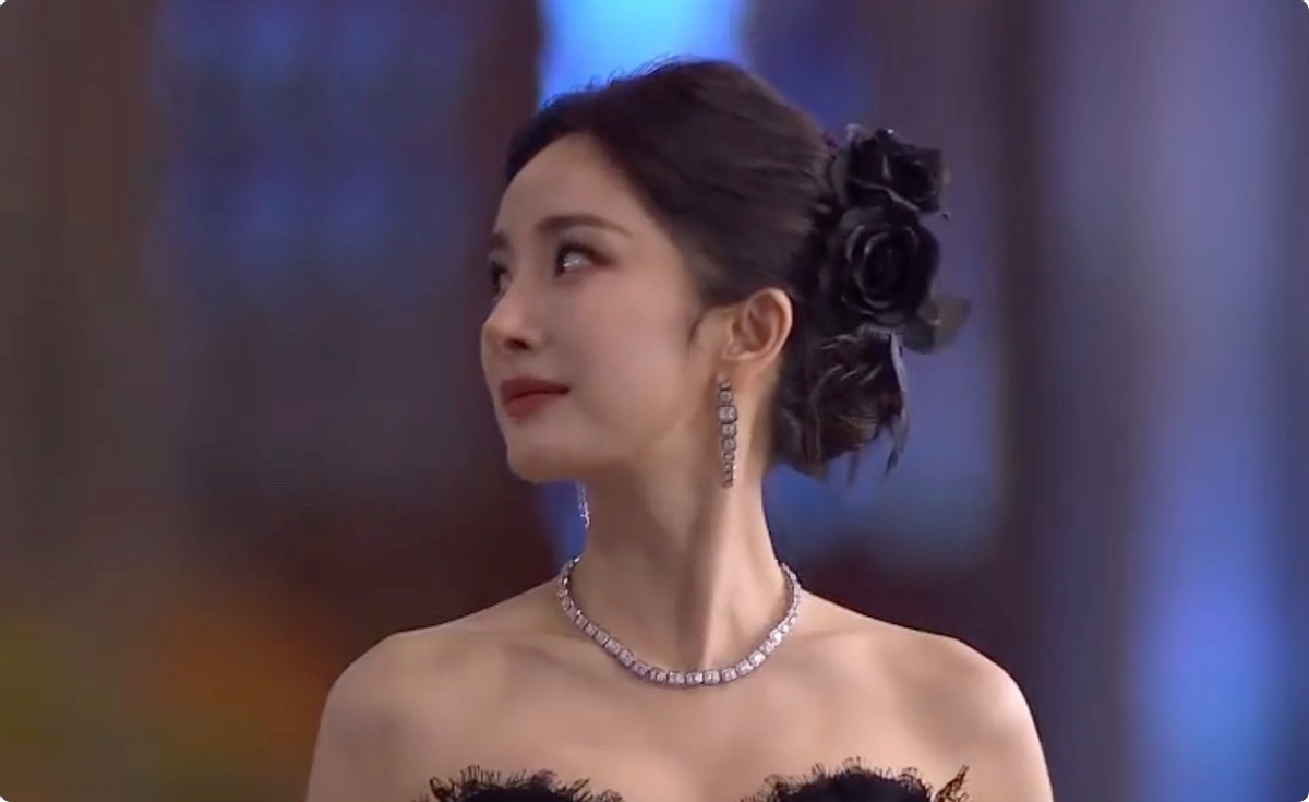 当37岁杨幂和35岁倪妮坐一起,一个美如新娘,一个像陪嫁丫鬟