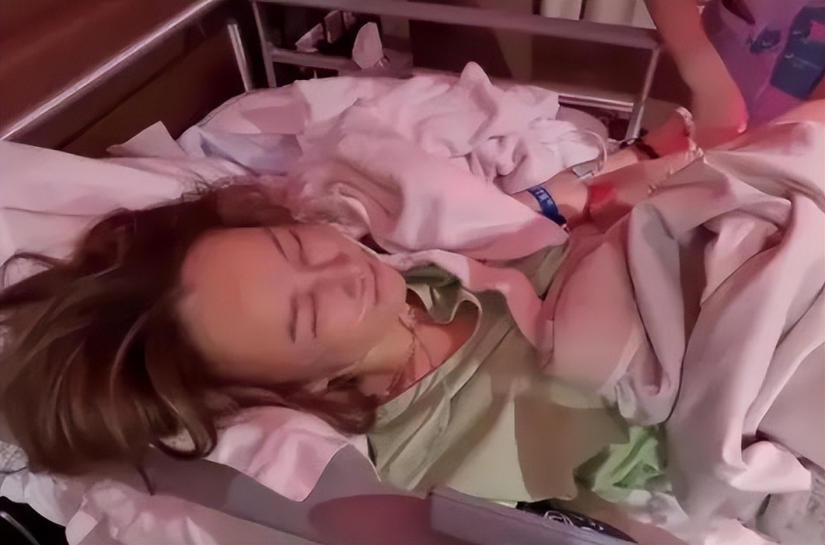 港媒曝李玟未离婚，丈夫隔天现身扬言省了赡养费，还欲抢40亿遗产