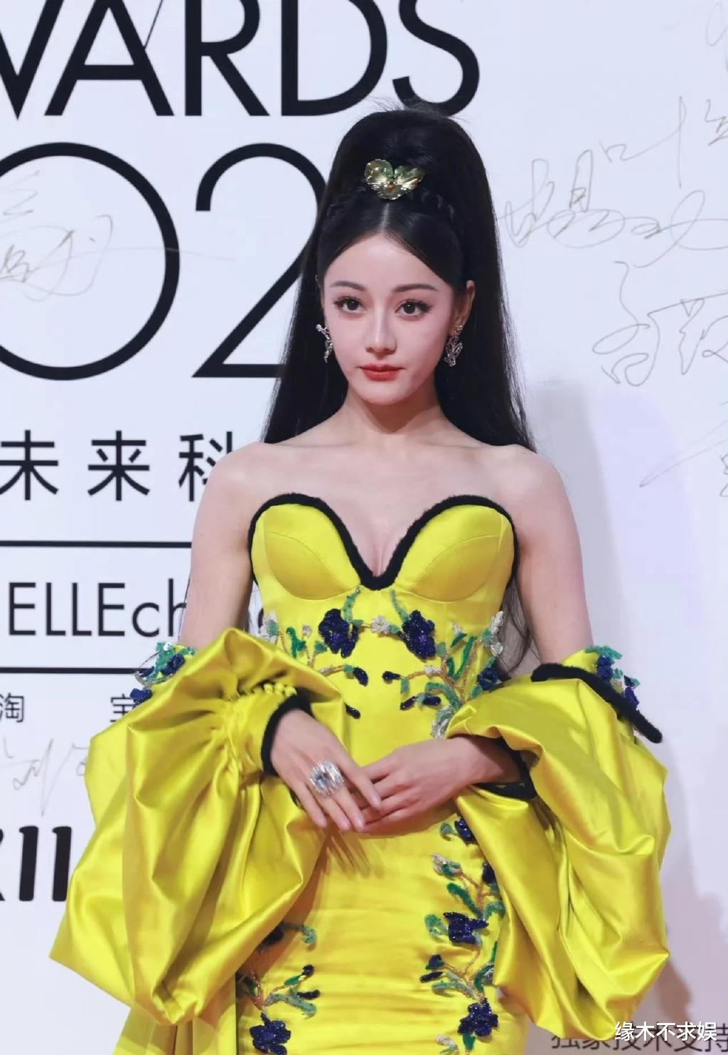 迪丽热巴杨紫齐聚ELLE红毯，一个明艳如女帝，一个被嘲像丫鬟！