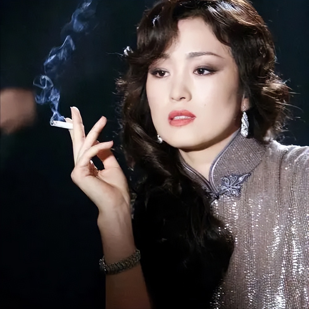 郭晶晶|巩俐与郭晶晶同台出席晚宴!罕见主动屈膝挽手,后者拘谨显尴尬