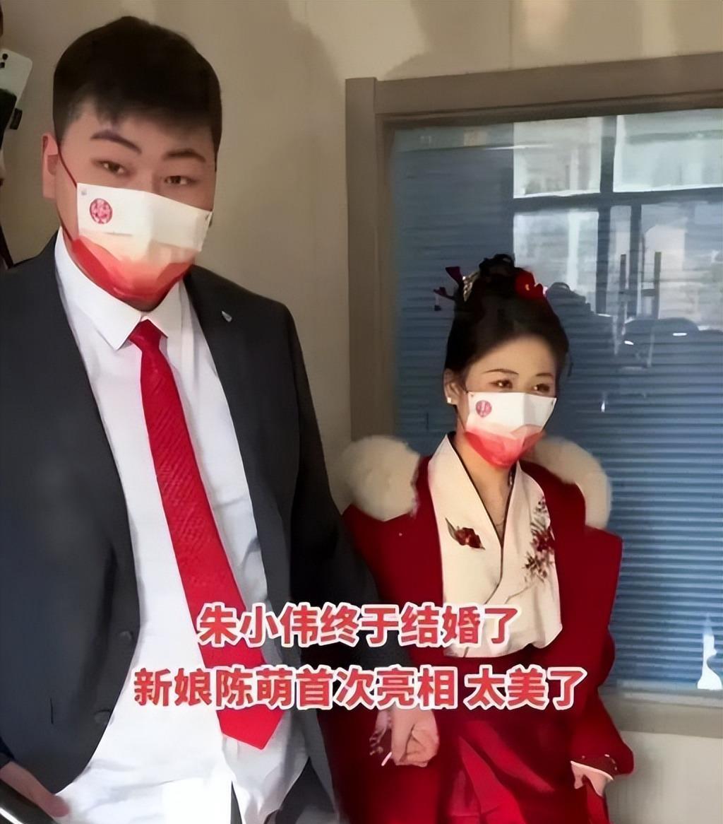 陈亚男|陈亚男带妈妈开新店,一家人蹲在街头等生意,有说有笑画面挺温馨