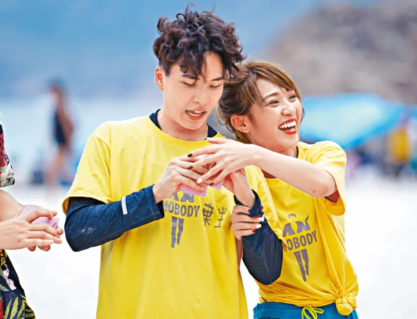 29岁港星疑涉15亿诈骗案被捕，双手被铐戴黑头套，百万豪车成赃物